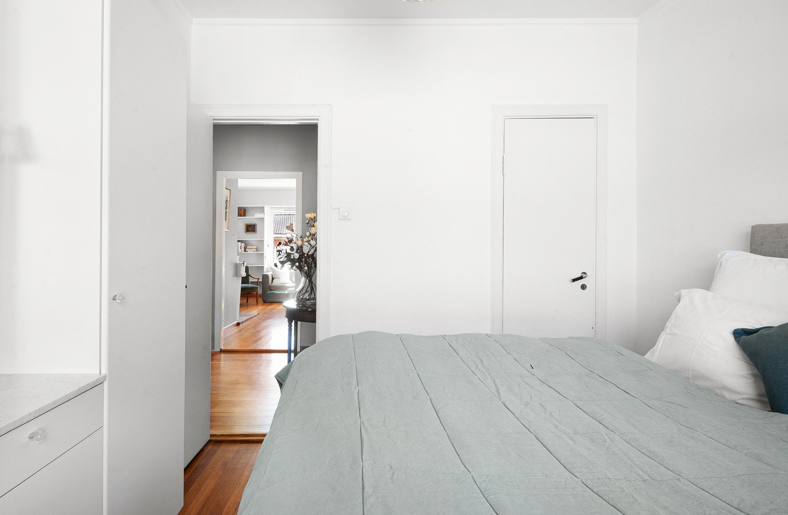 Her er det plass til dobbeltseng og nattbord, samt har rommet plass til en garderobe med svært gode oppbevaringsmuligheter. Med store vindusflater og en generøs takhøyde gir dette en svært romslig følelse. Galleribilde