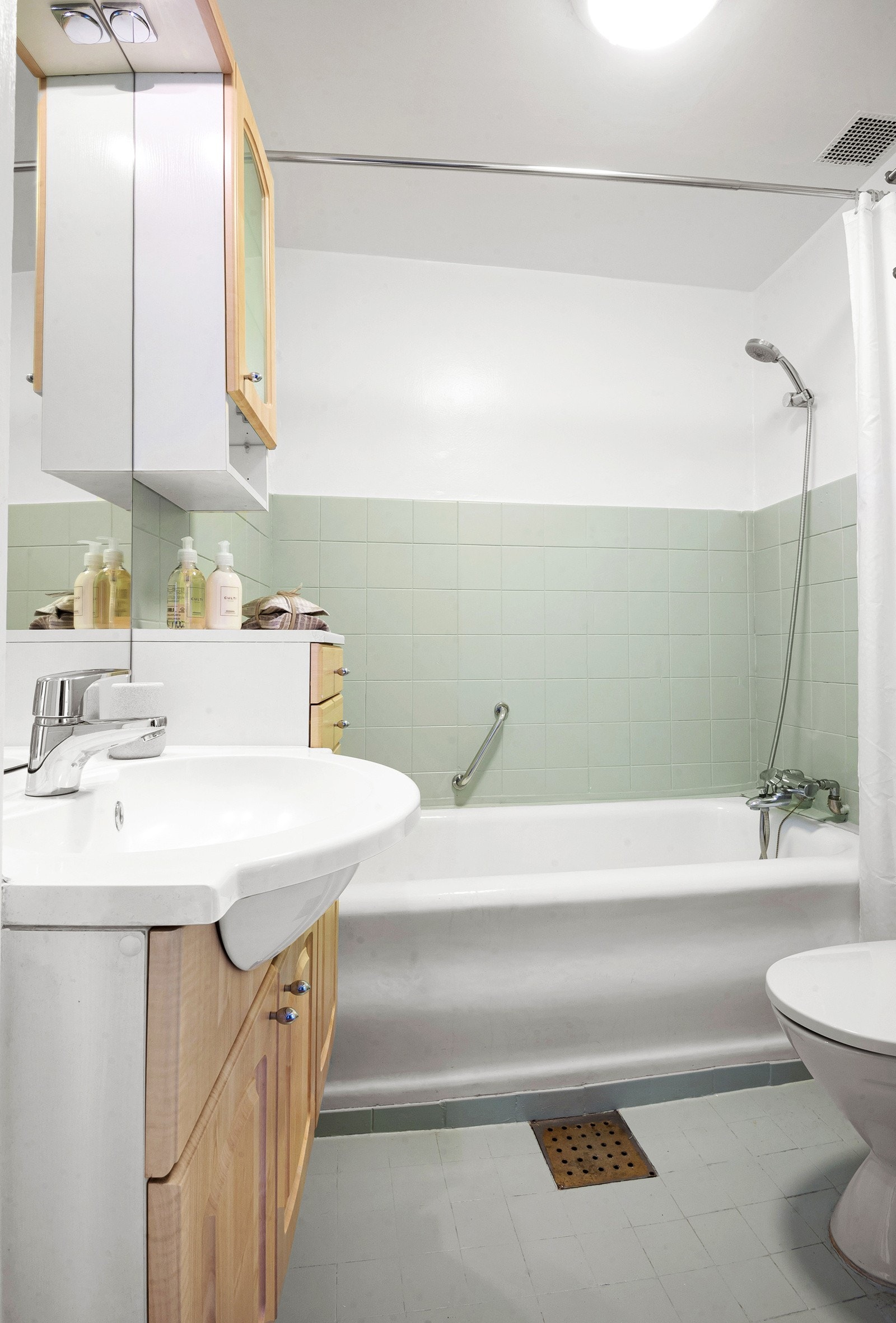 Leiligheten har et eldre flislagt bad. Det må påregnes oppgradering for å oppfylle dagens krav. Galleribilde