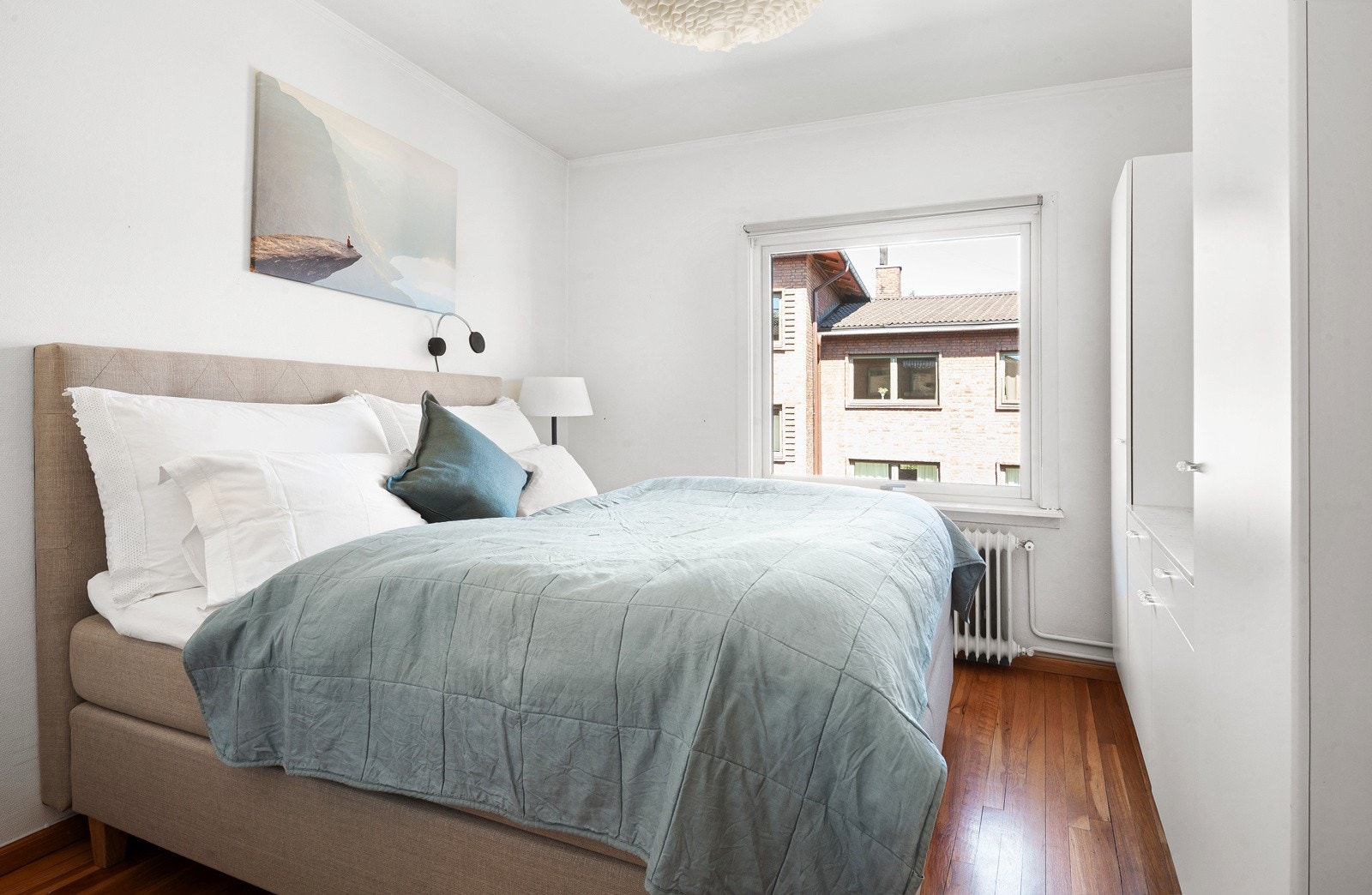 Boligen har et soverom av god størrelse med tilkomst fra mellomgang. Galleribilde