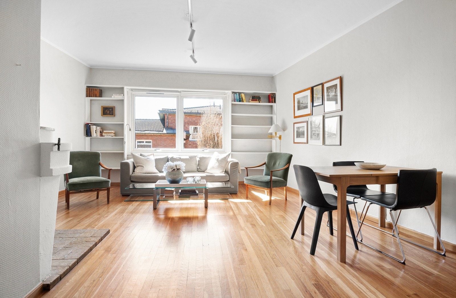 Velkommen til en gjennomgående og arealeffektiv 2-roms leilighet beliggende ved Frognerparken. Her bor du svært sentralt med nærhet til alle tenkelige fasiliteter. Galleribilde