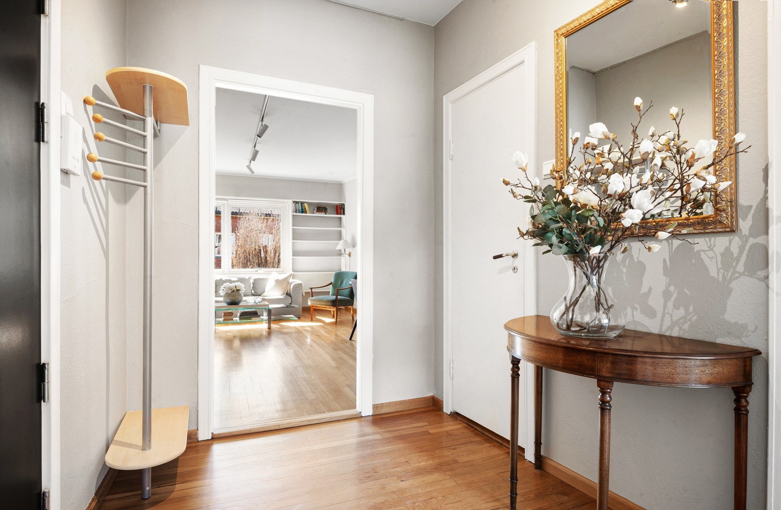 Entréen er malt i en lun farge og gir et godt inntrykk av hva boligen har å tilby. Galleribilde