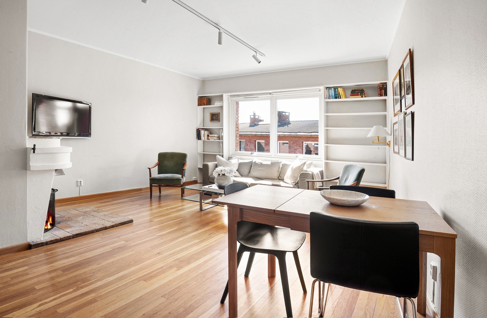 Leiligheten har arealeffektiv planløsning, god takhøyde og store vindusflater som slipper inn mye naturlig lys! Galleribilde