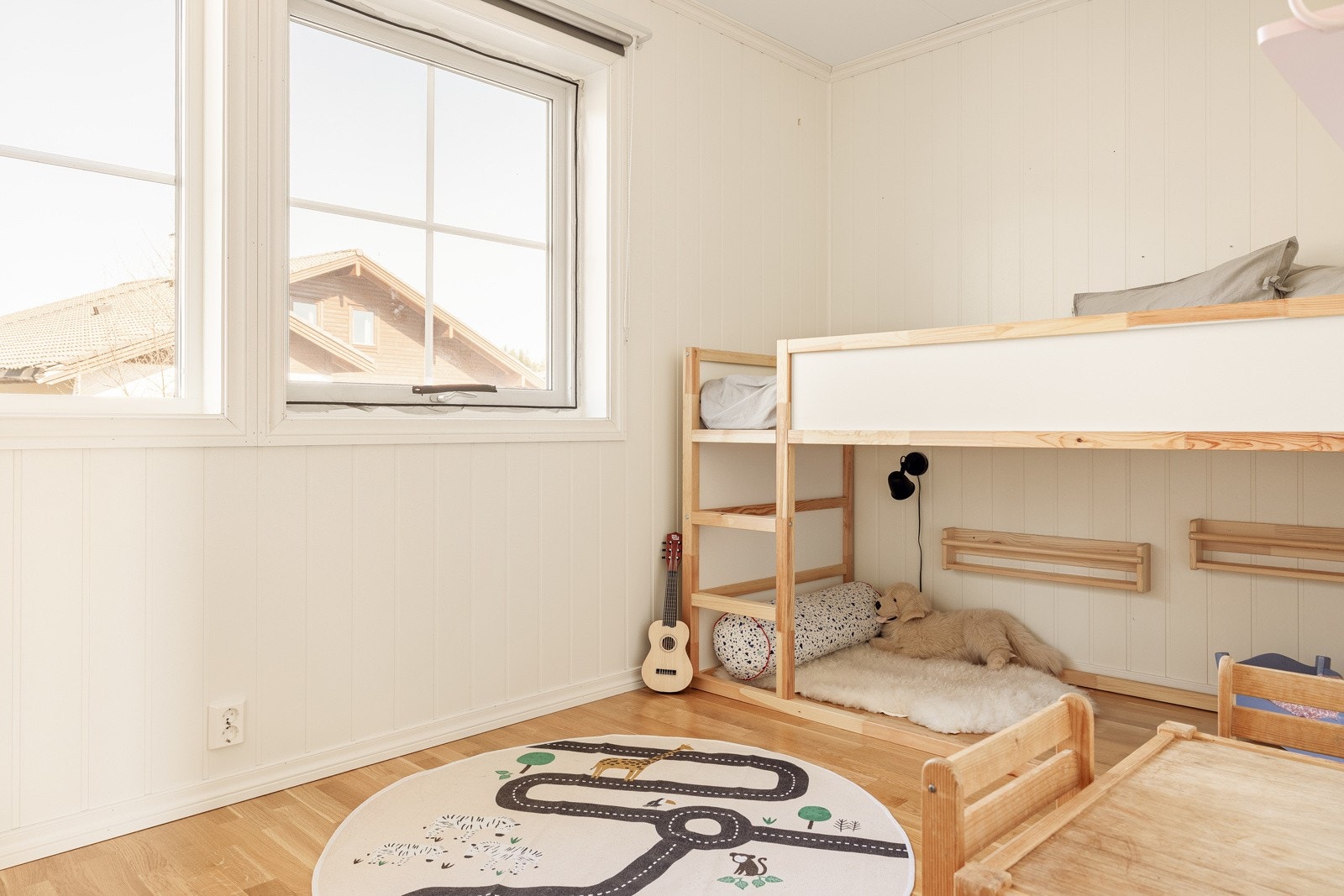 Soverom nr 2 i hovedetasjen er i dag innredet som barnerom. Galleribilde