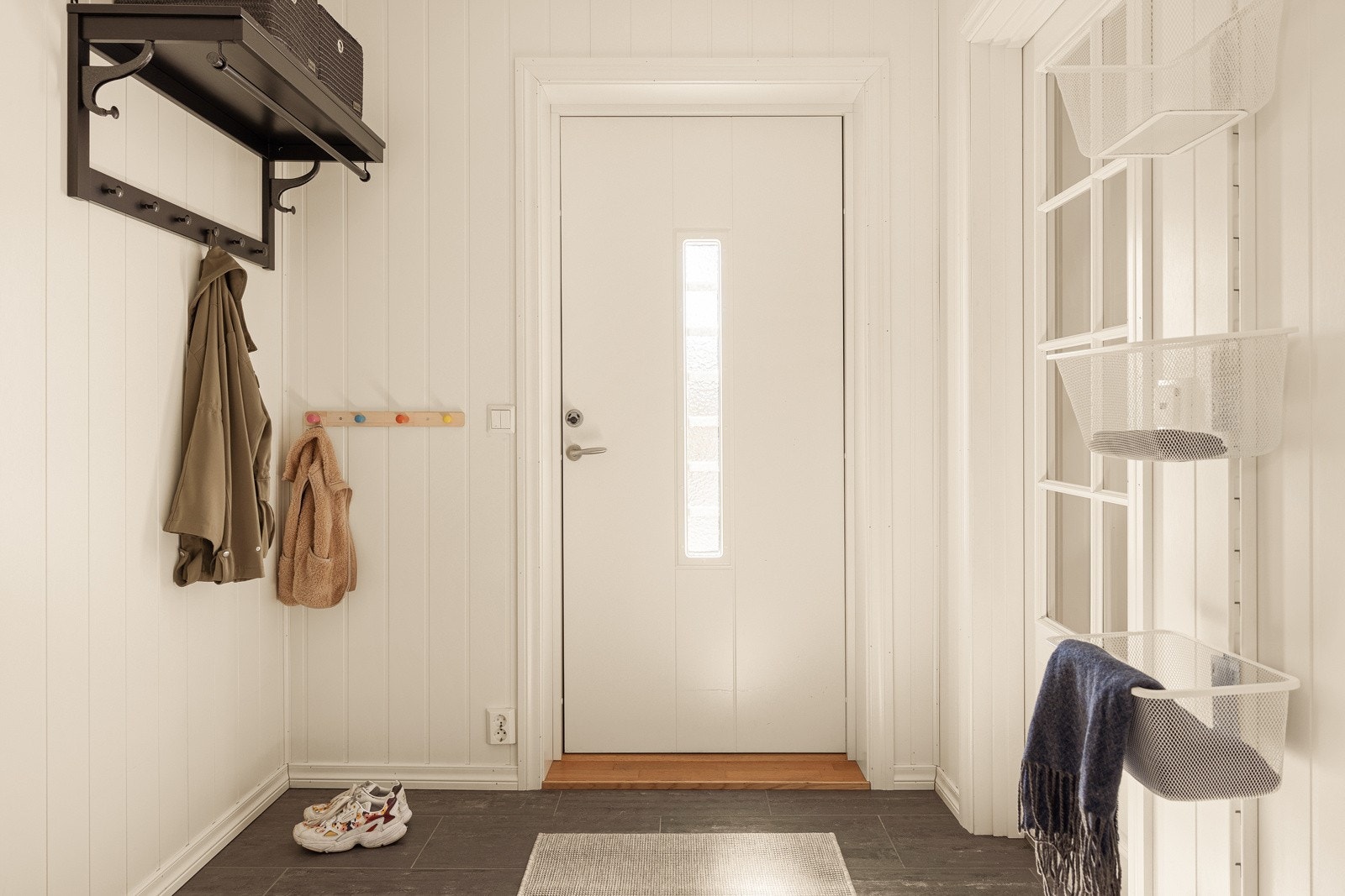 Velkommen inn! Hovedetasjen består av entré, hall, vaskerom, bad, 2 soverom, stue og kjøkken. Galleribilde