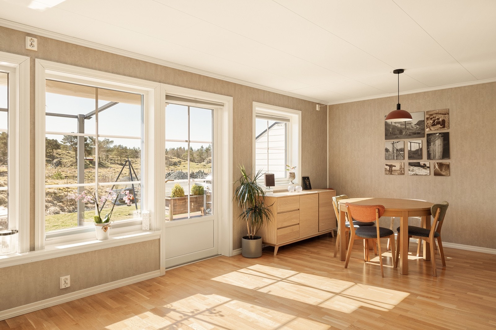 Vinduer mot uteplassen sikrer rikelig med lysinnslipp og utsikt mot grøntareal. Galleribilde