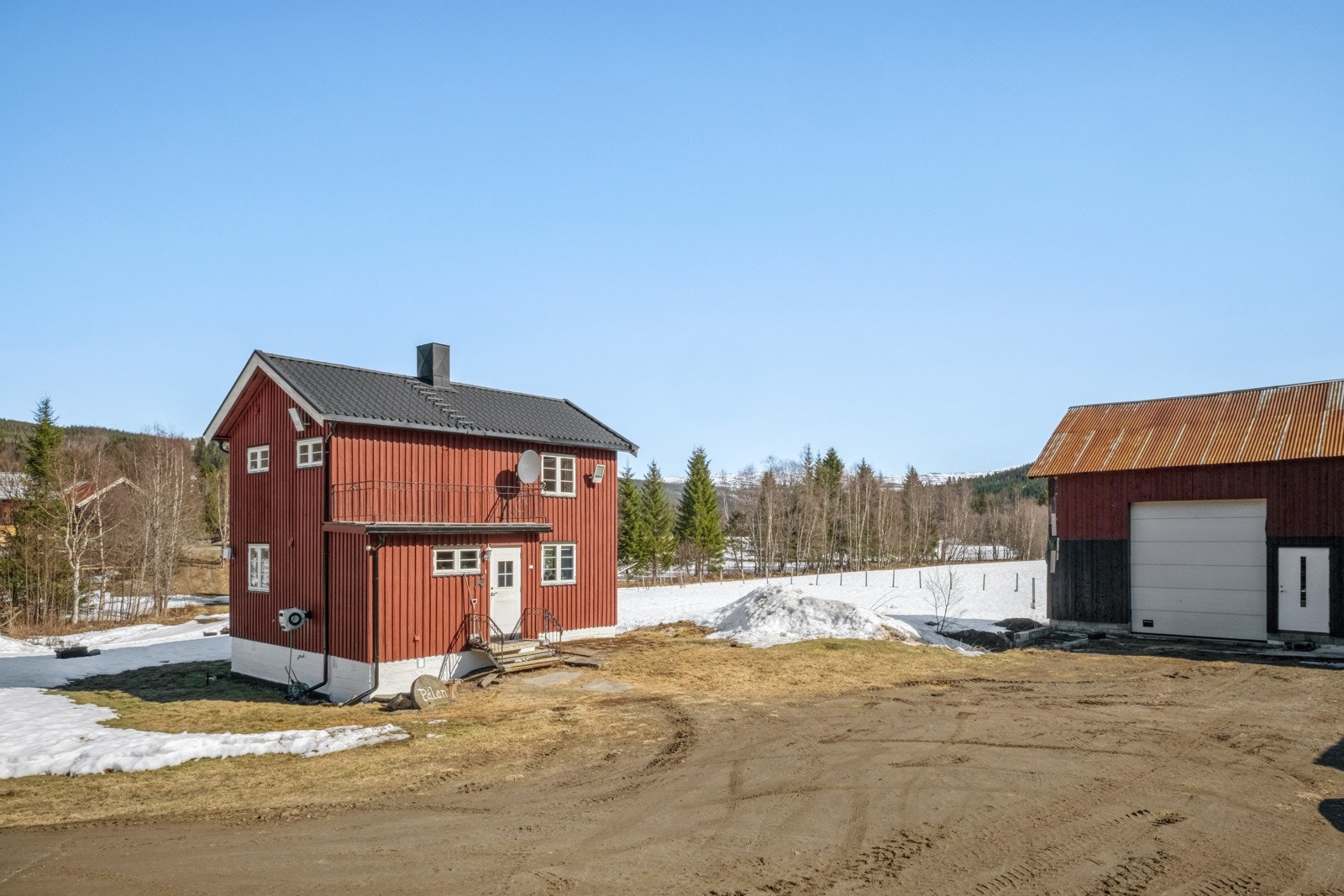 Eiendommen ligger meget fint til i et landlig og rolig boområde. Galleribilde