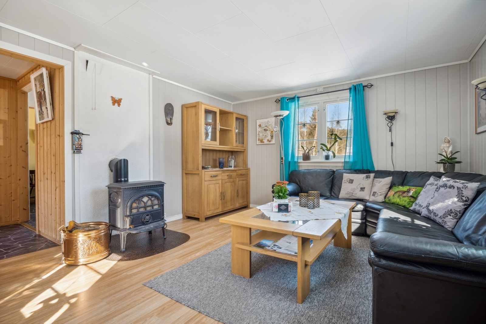 Pent oppusset stue med vedfyring. Galleribilde