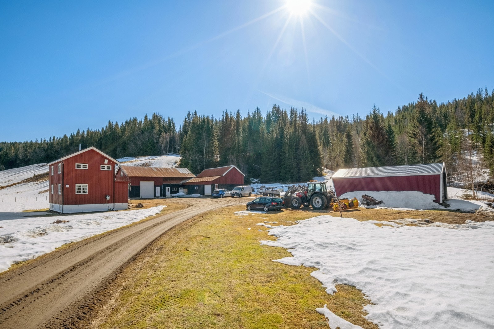Velkommen til Drivvollvegen 28! Et sjarmerende småbruk med idyllisk og skjermet beliggenhet. Galleribilde