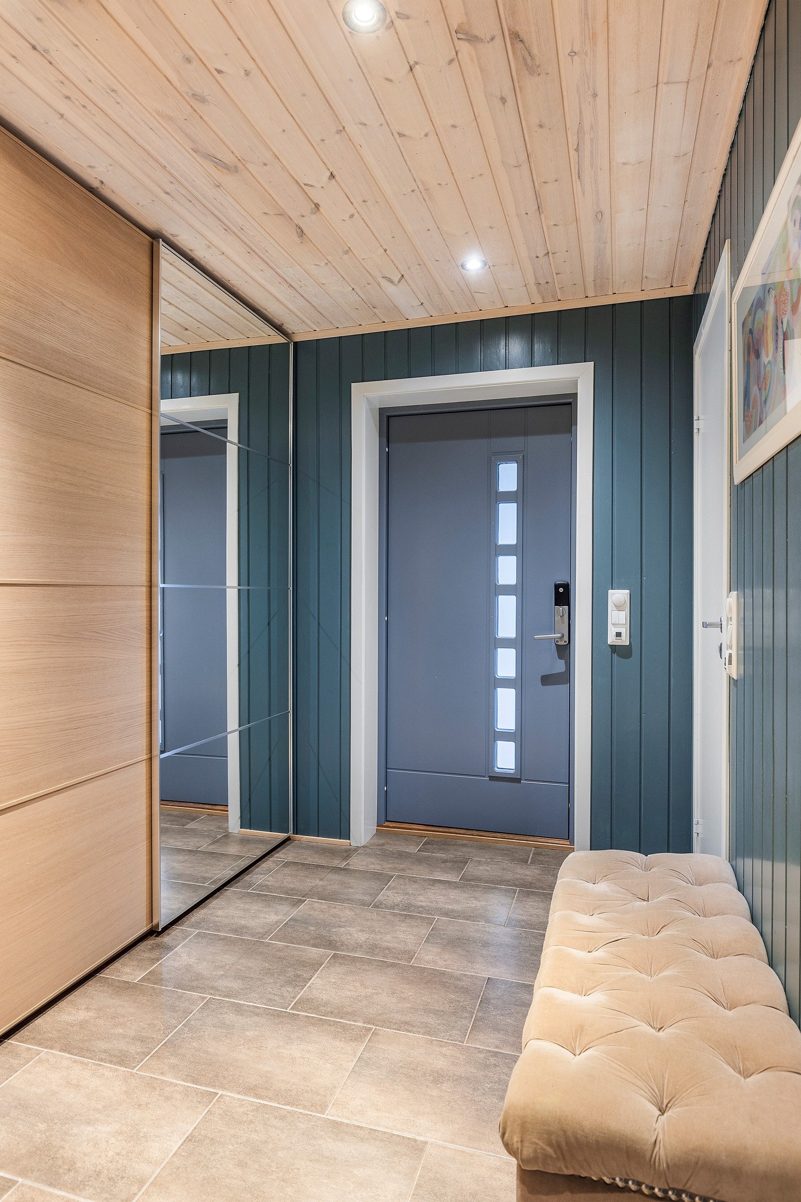 Flott entré med skyvedørsgarderobe Galleribilde