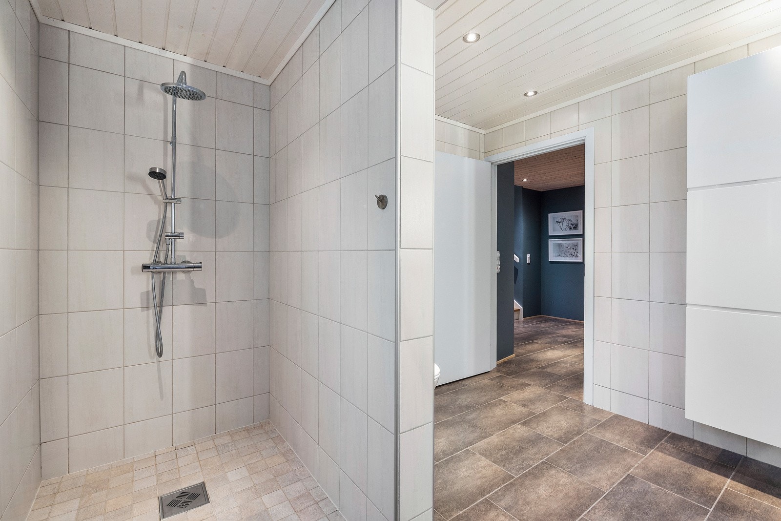 Badet har også stor dusjnisje Galleribilde