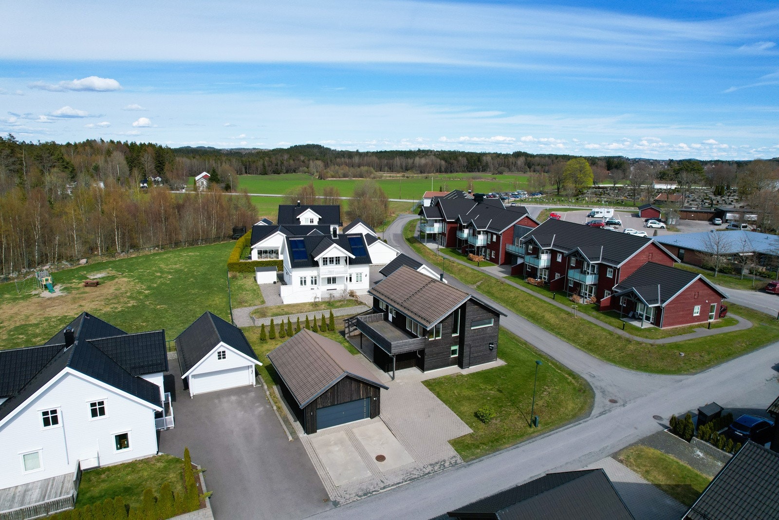 En flott familiebolig med garasje i et attraktivt og barnevennlig boligområde Galleribilde
