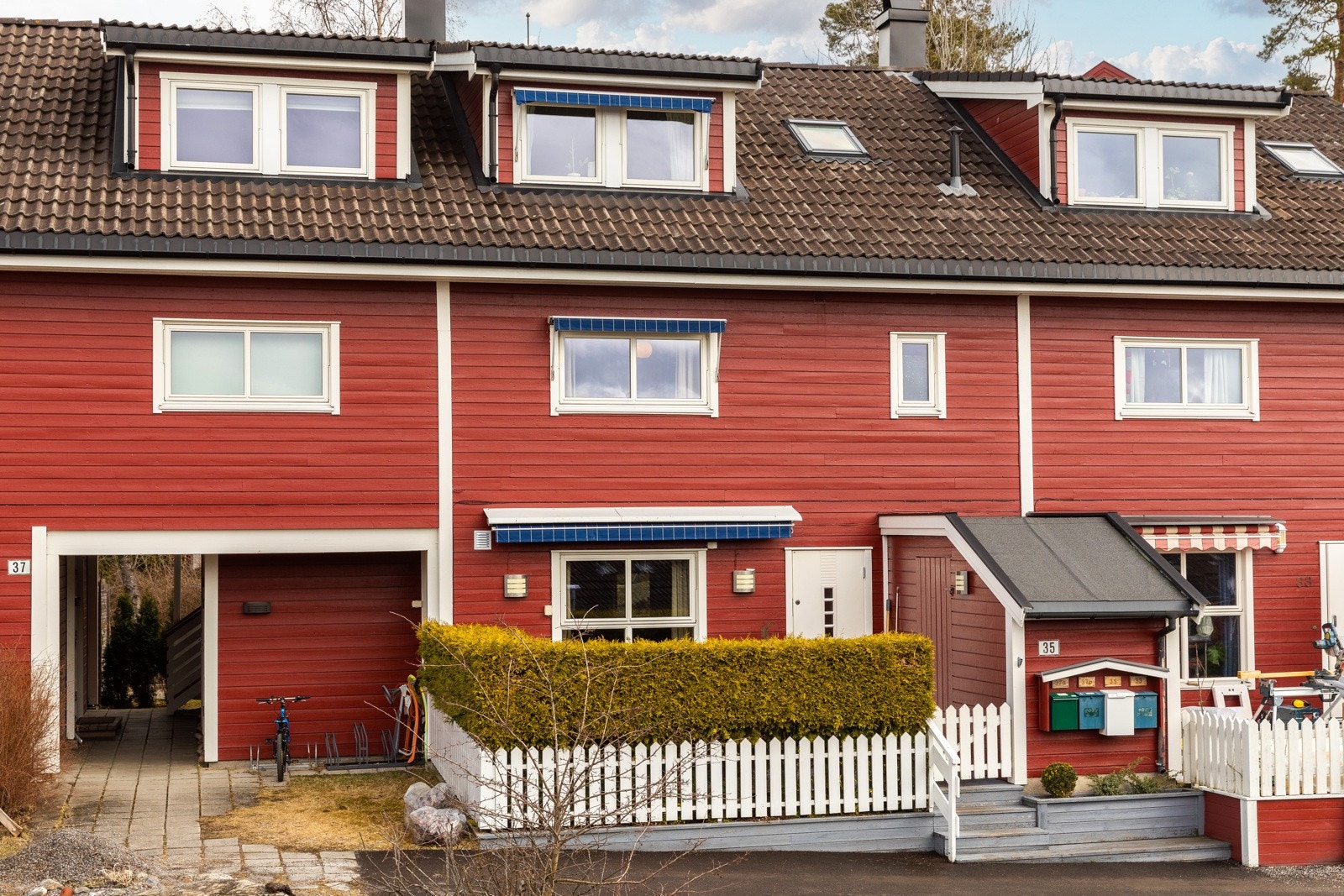 Skjermet rekkehus over tre plan på stille tun. Galleribilde