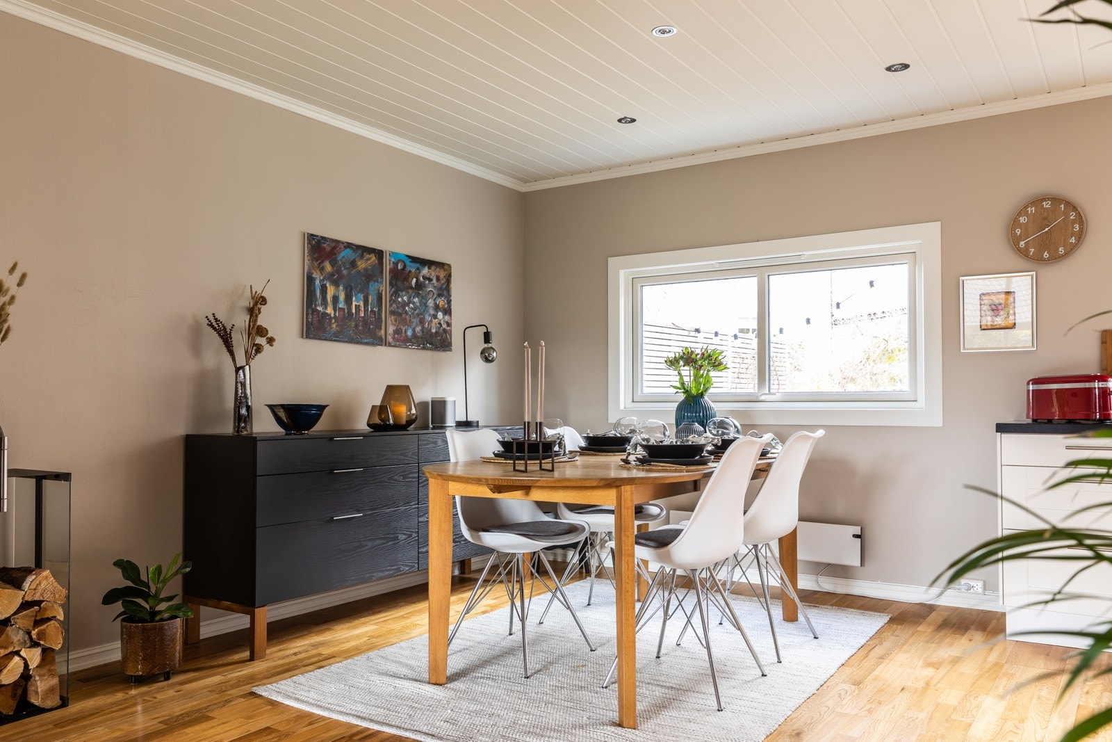Spisestuen har god plass til middager med familie og venner. Du kan dekke bord til mange. Galleribilde