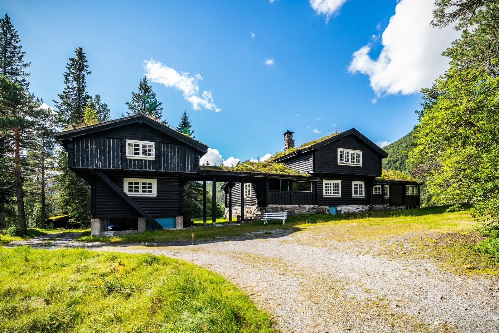 Hagen 59 på Mjølfjell - en stor flott tømmerhytte i fra 1918 med en nydelig beliggenhet. Galleribilde
