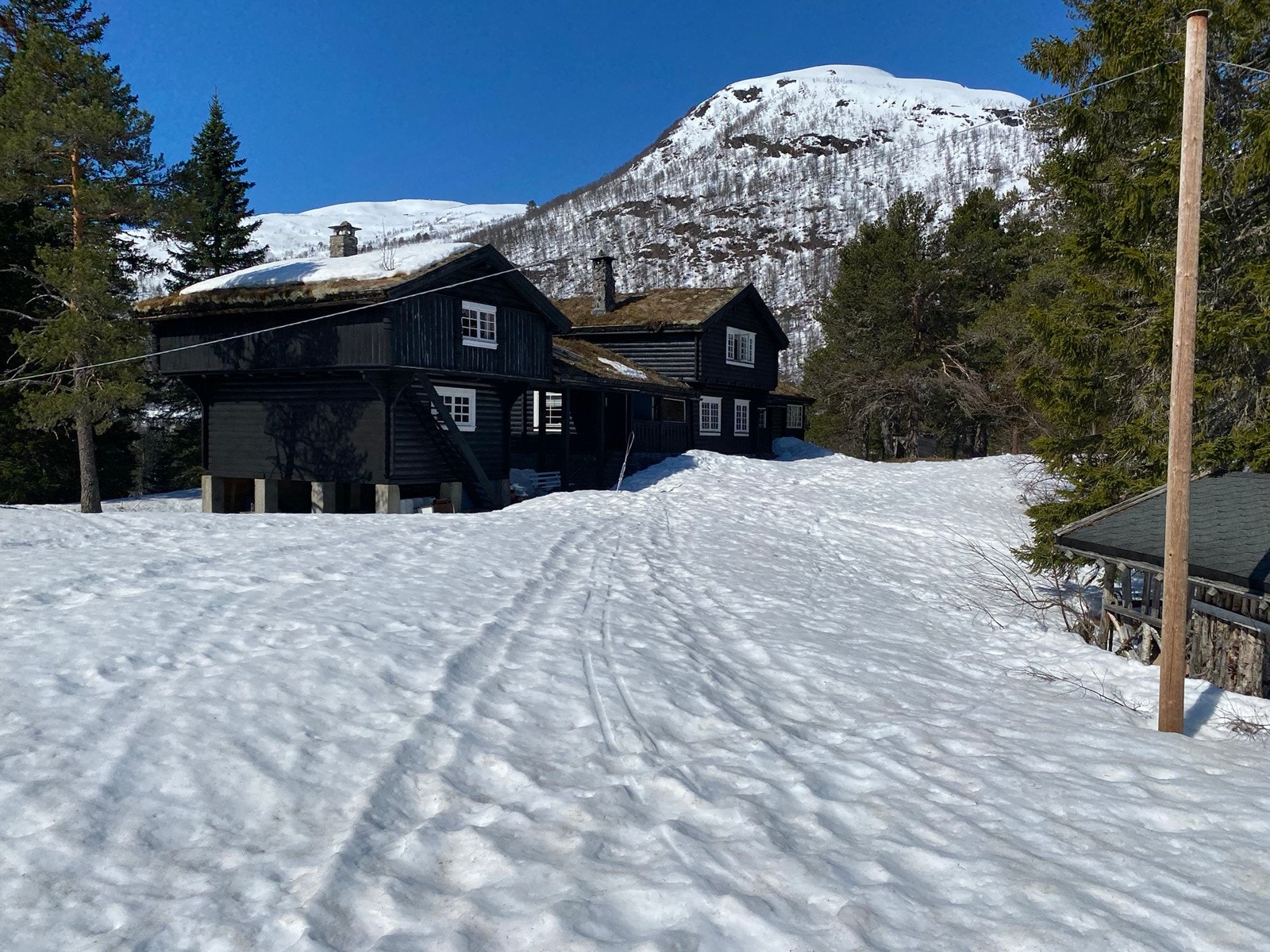Nå er det vinter på fjellet med snødekte fjell og tun Galleribilde