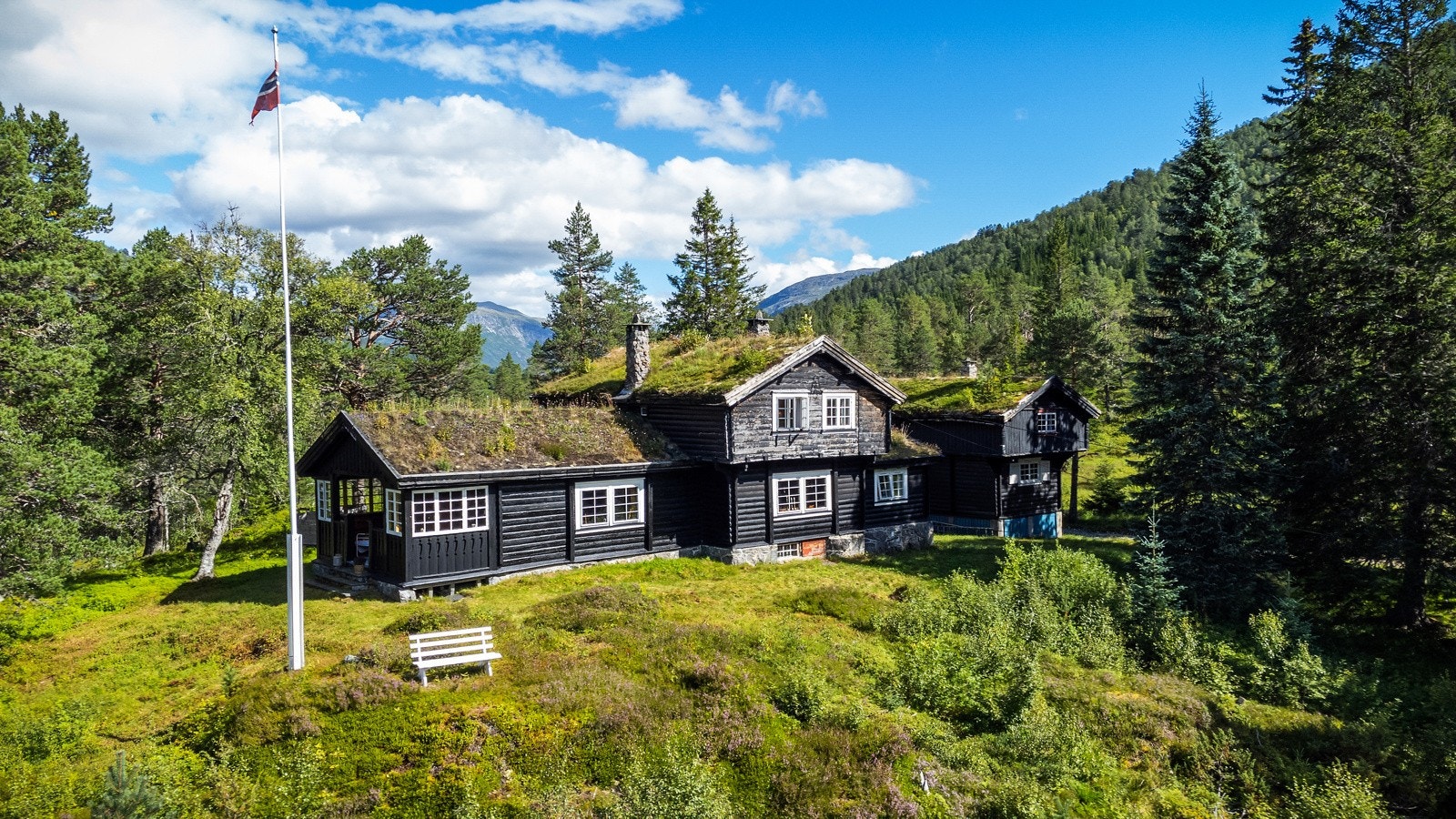 Hytten er bygget i en egen dragestil. Galleribilde