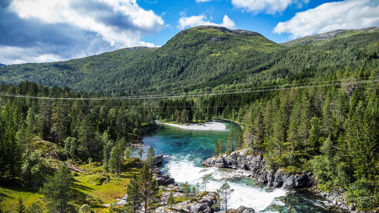 Fra enden av eiendommen på oppsiden av fossen ser man mot øyen som også er en del av eiendommen. Galleribilde