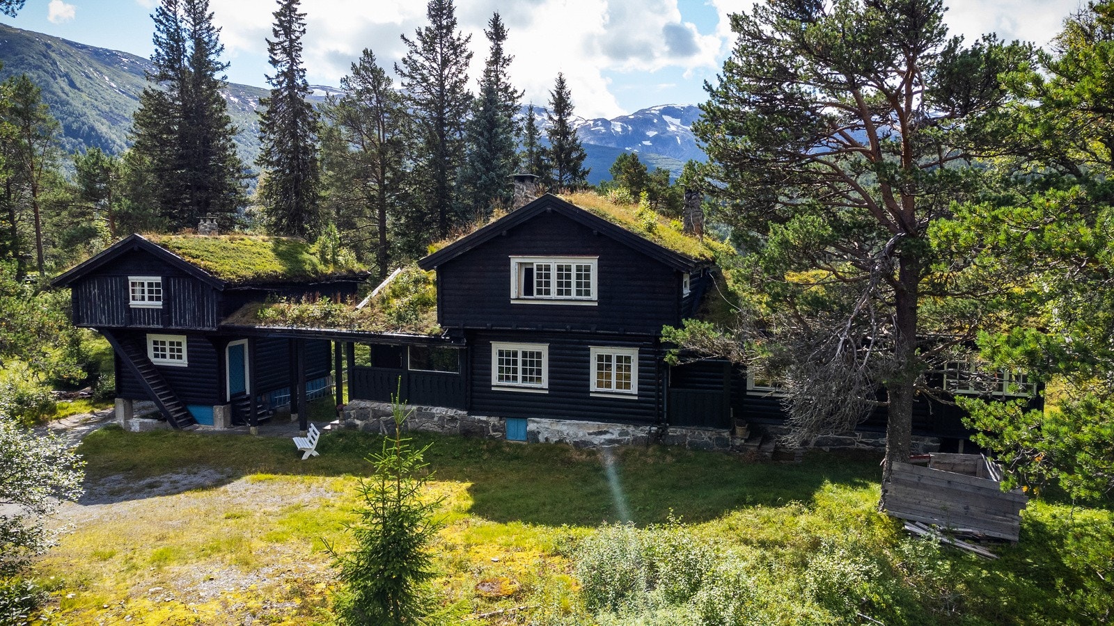 Hytten ligger nydelig til i terrenget. Galleribilde