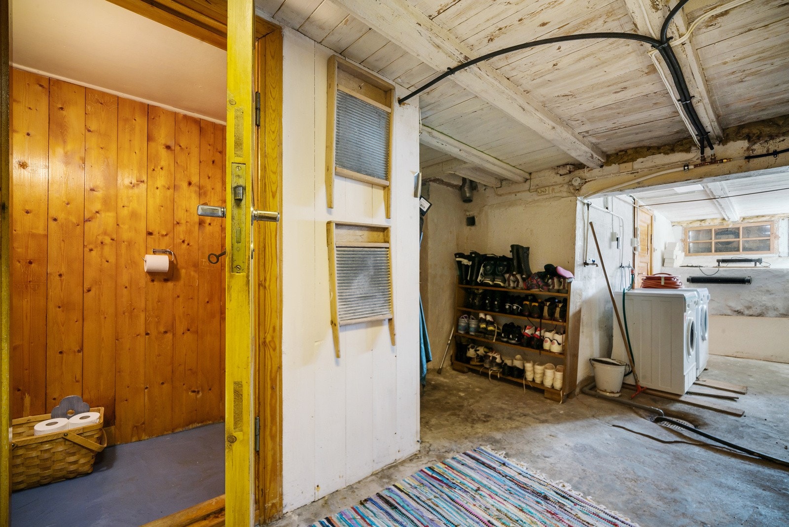 Toalettrom i kjelleren og opplegg for vaskemaskin Galleribilde