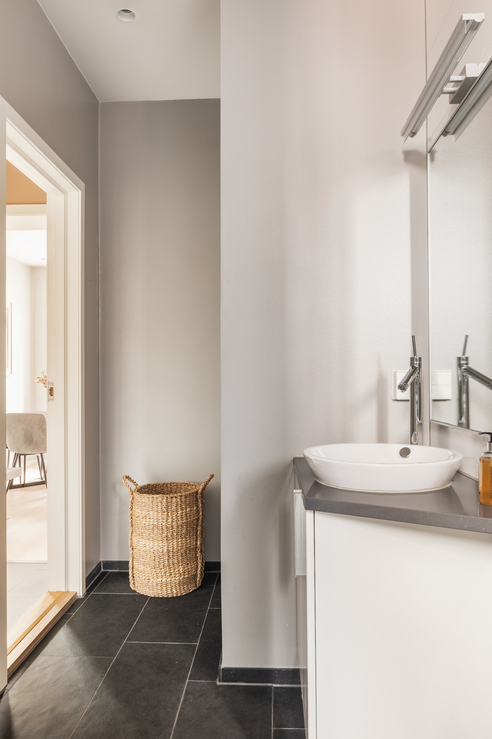 Baderom oppgradert i 2008 med gulvvarme og skifer. Galleribilde