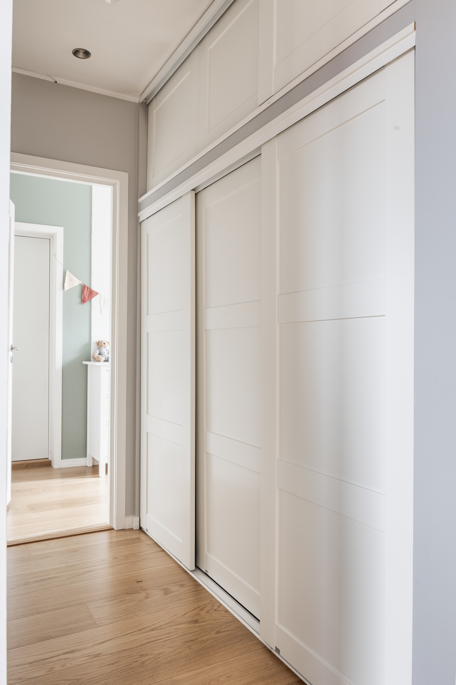 Gang med garderobeskap. Galleribilde