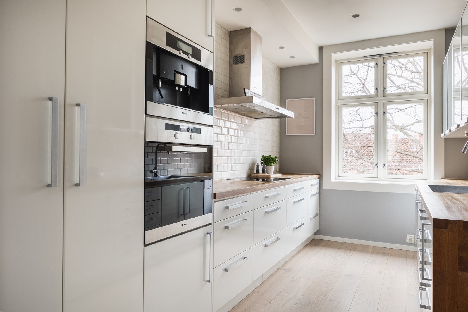 Integrerte oppvaskmaskin, kaffemaskin, stekeovn og induksjonstopp. Galleribilde