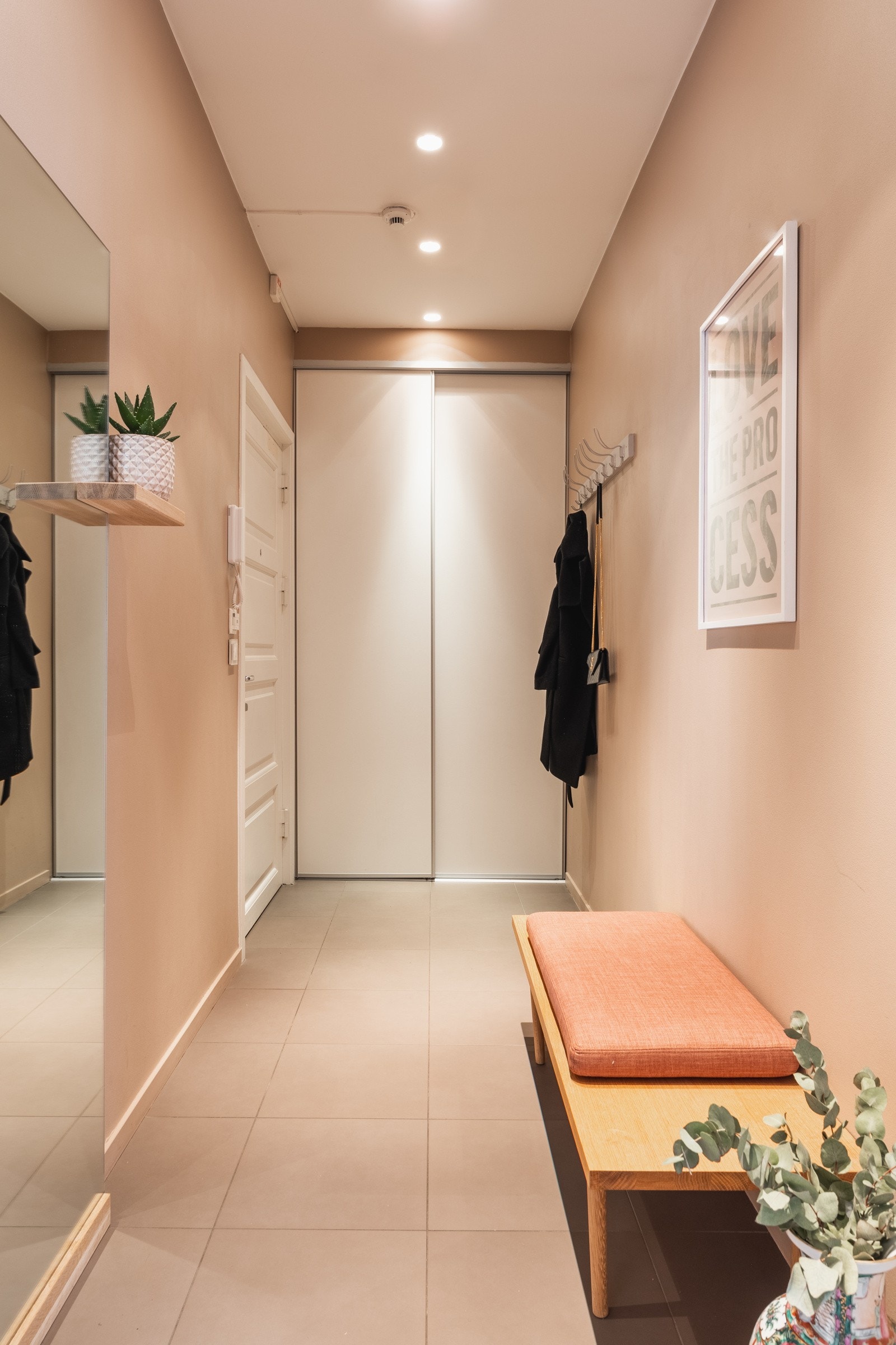 Entré med skyvedørsgarderobe. Galleribilde