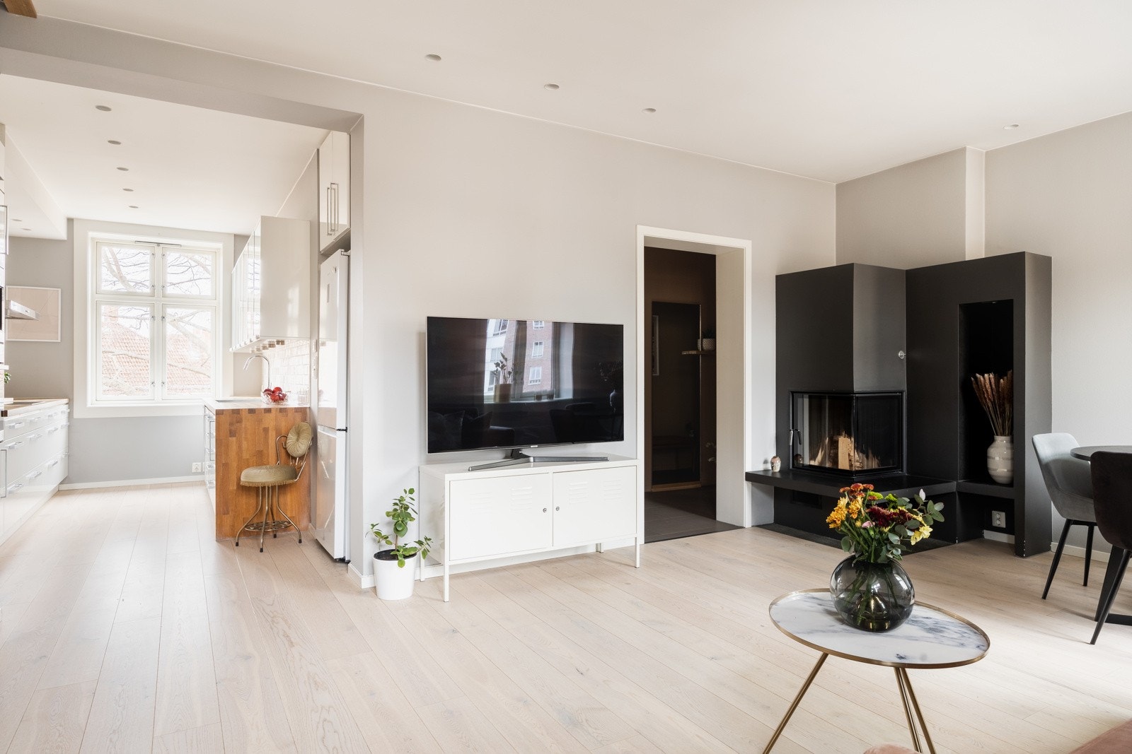 Leiligheten har en praktisk planløsning med delvis åpen kjøkkenløsning. Galleribilde