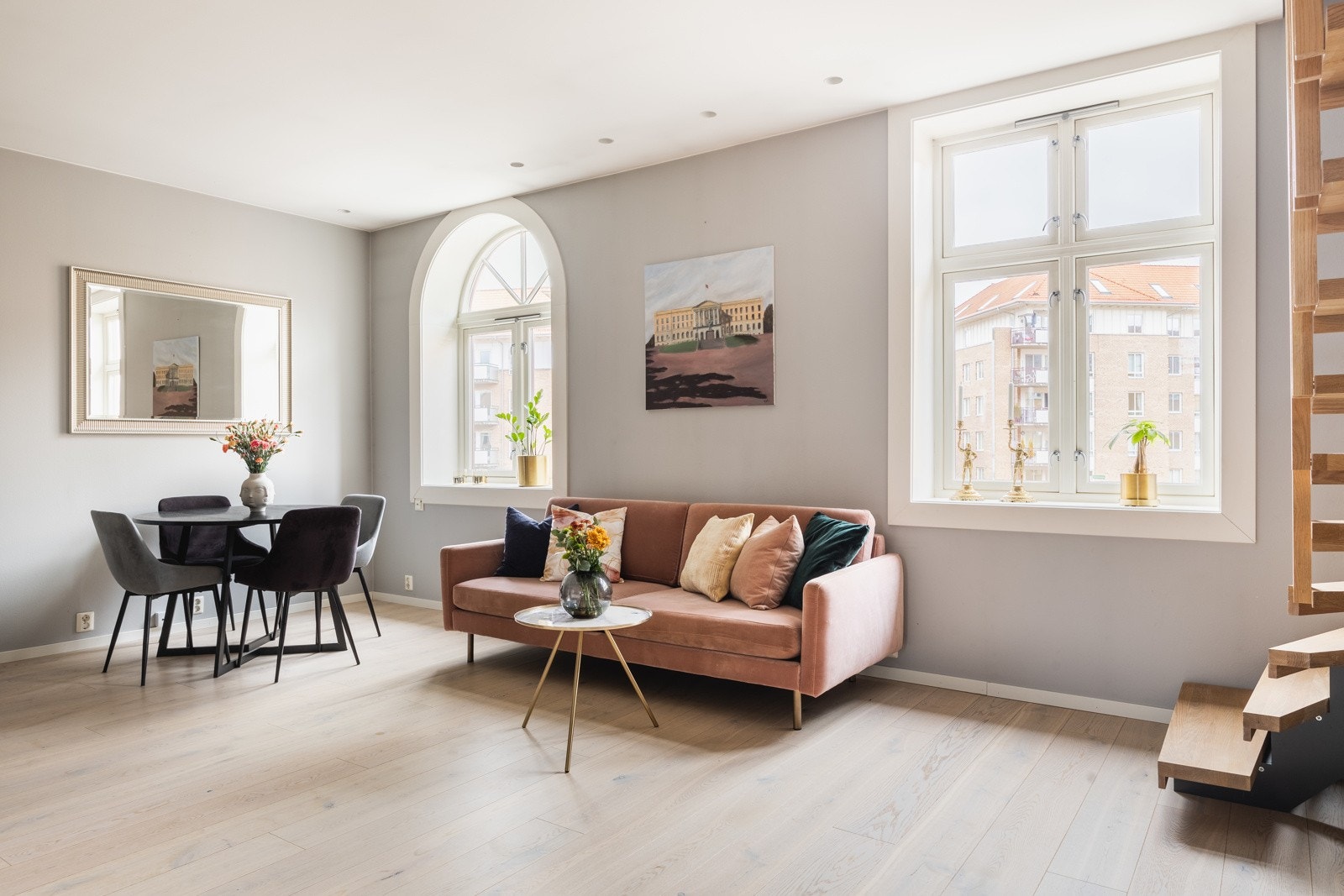 Leiligheten er belagt med en-stavs parkett og gulvvarme i stue/kjøkken. Galleribilde