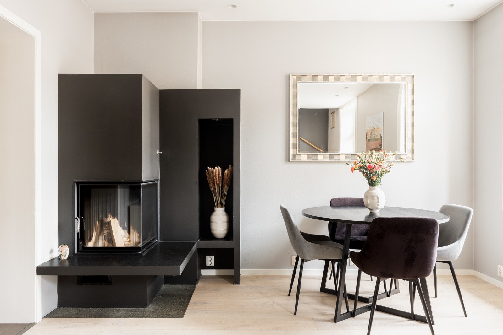 Moderne peis som skaper en behagelig varme. Pipeløpet ble rehabilitert i 2011/2012. Galleribilde