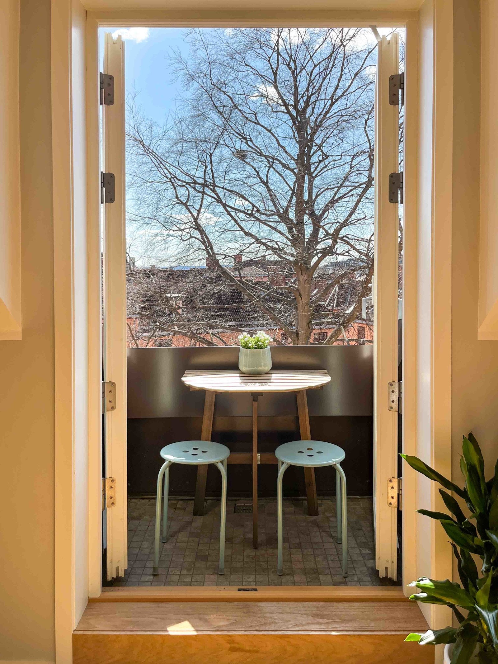 Solrik sydvest-vendt taktaltan med plass til utemøbler. Flott bilde tatt av eier. Galleribilde