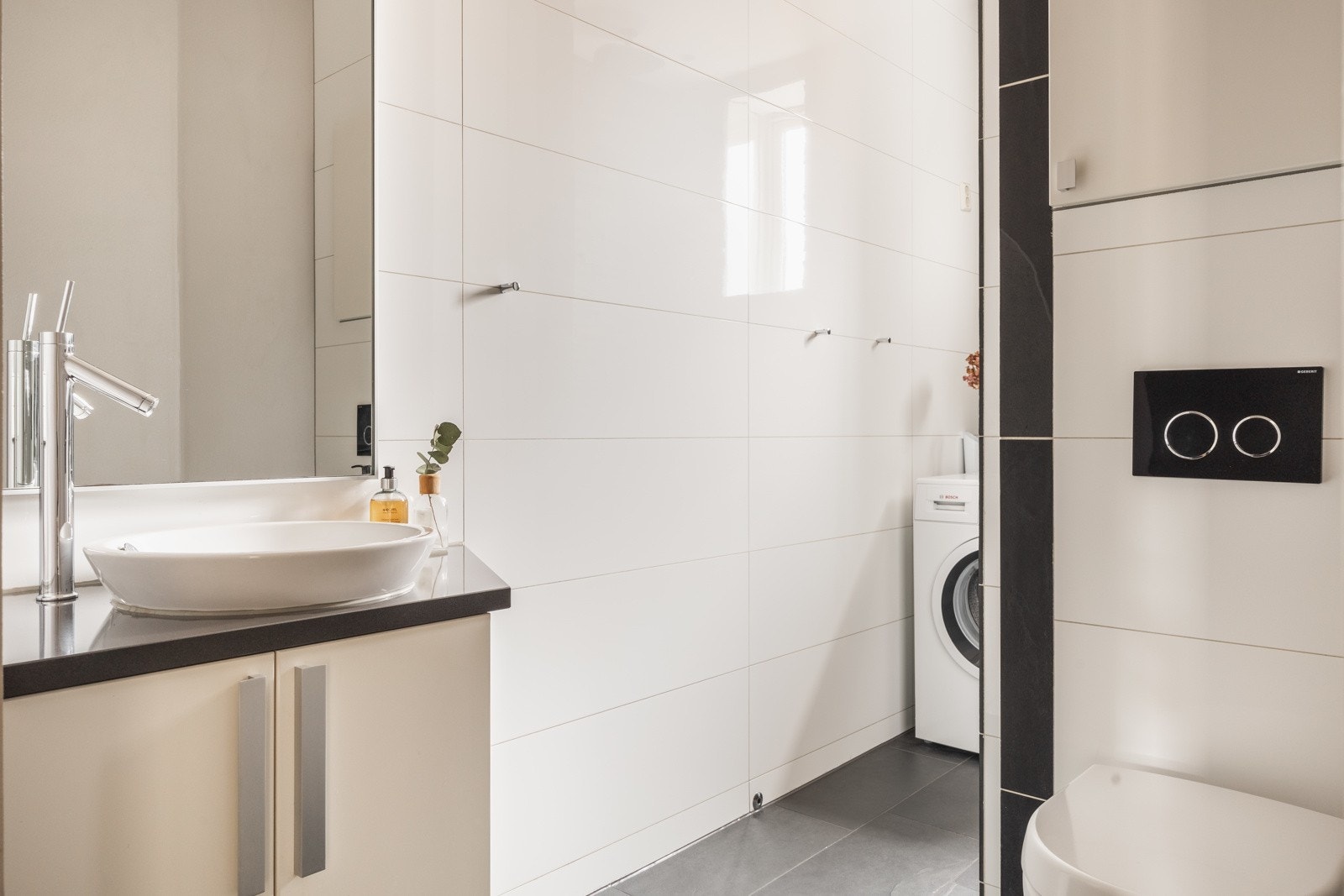 Bad med adkomst fra entré. Galleribilde