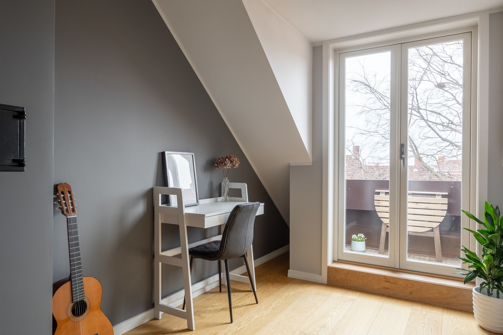 Utgang fra gang til sydvest-vendt taktaltan på ca. 1,2 kvm. Galleribilde