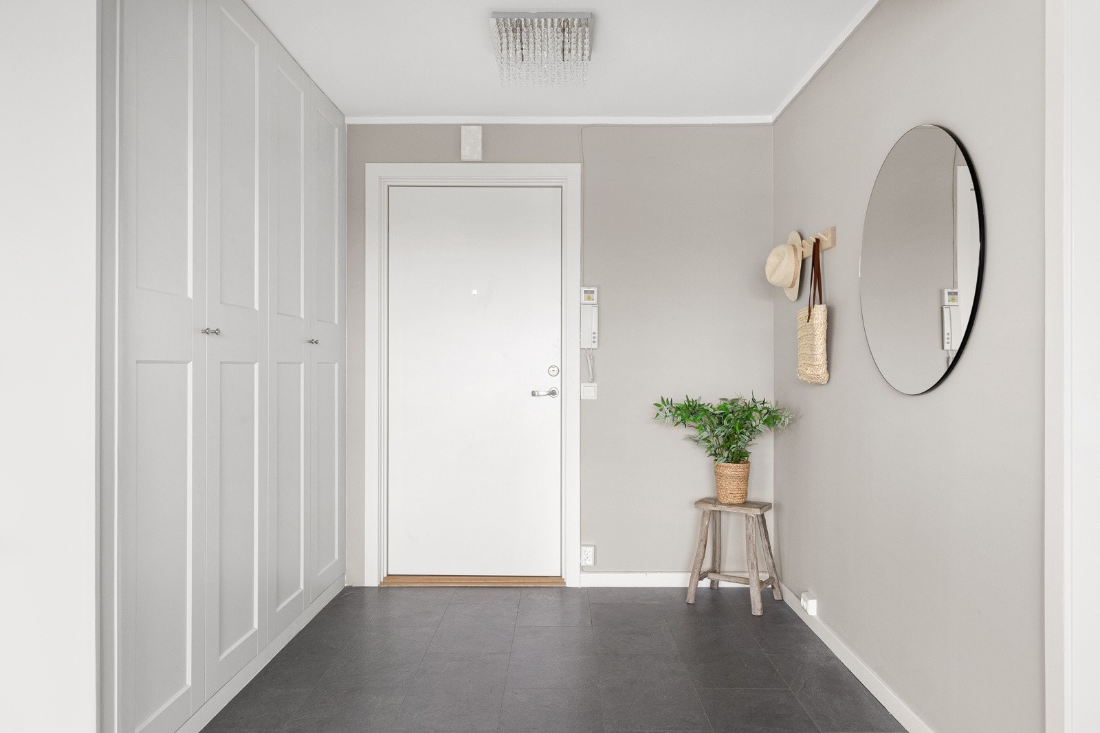 Rikelig med skapplass i romslig plassbygd garderobeskap. Galleribilde