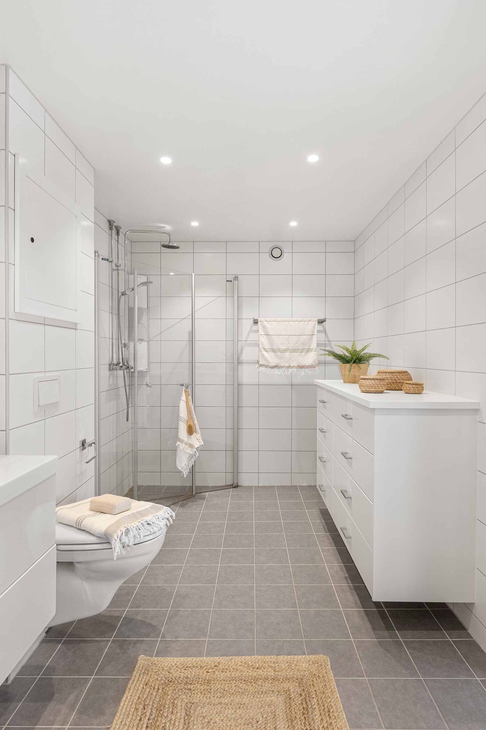 Flott flislagt bad med varmekabler i gulv. Galleribilde