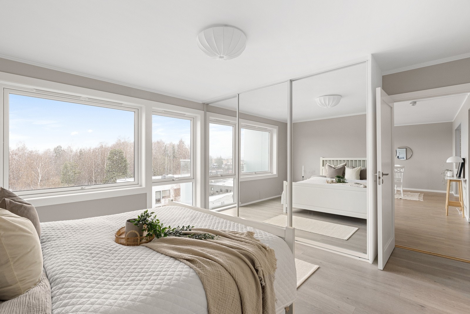 Rommet er innredet med stor skyvedørsgarderobe hvor det er rikelig med skapplass. Galleribilde