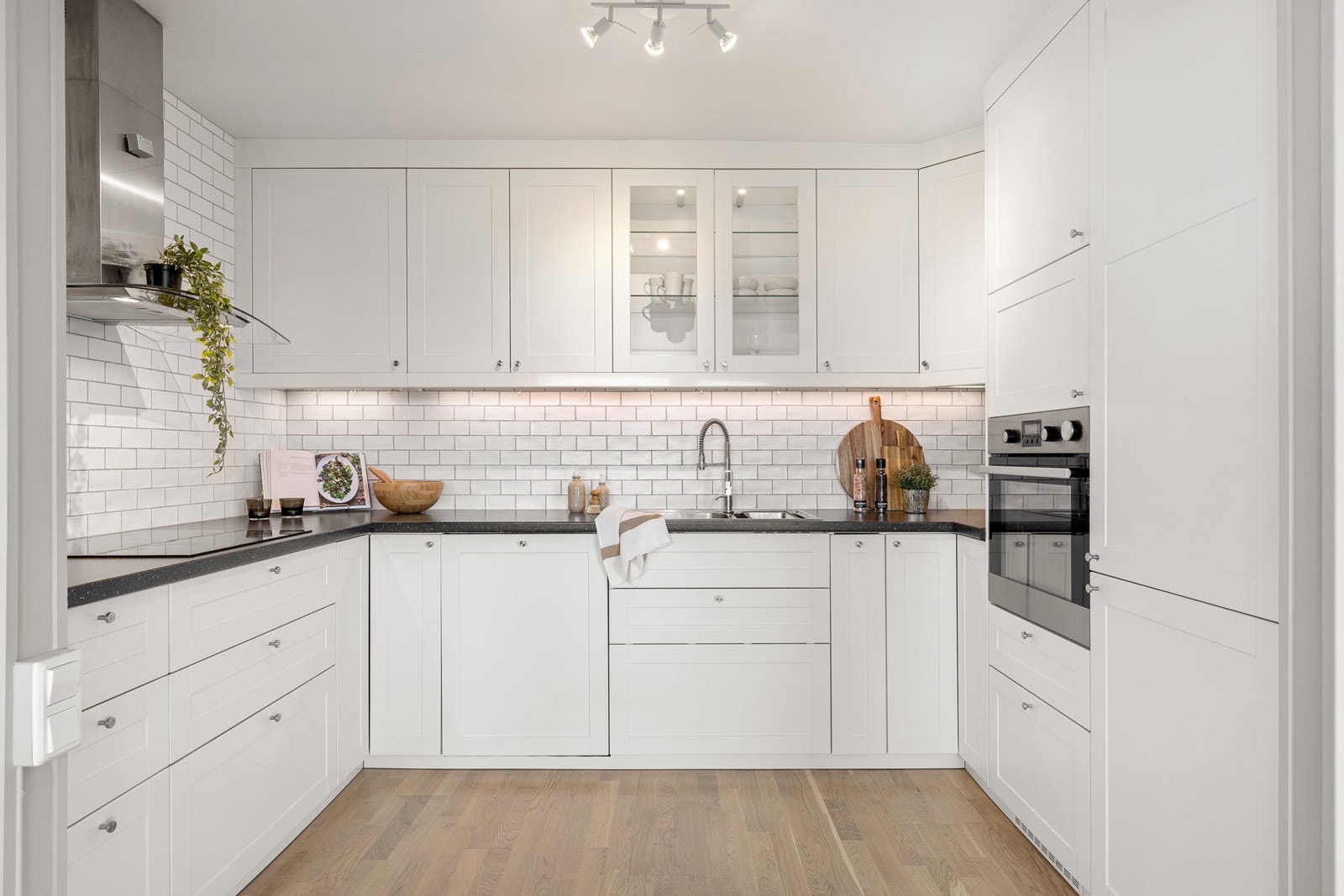 Flott kjøkken med profilerte fronter og laminat benkeplate med nedfelt kum i stål. Galleribilde