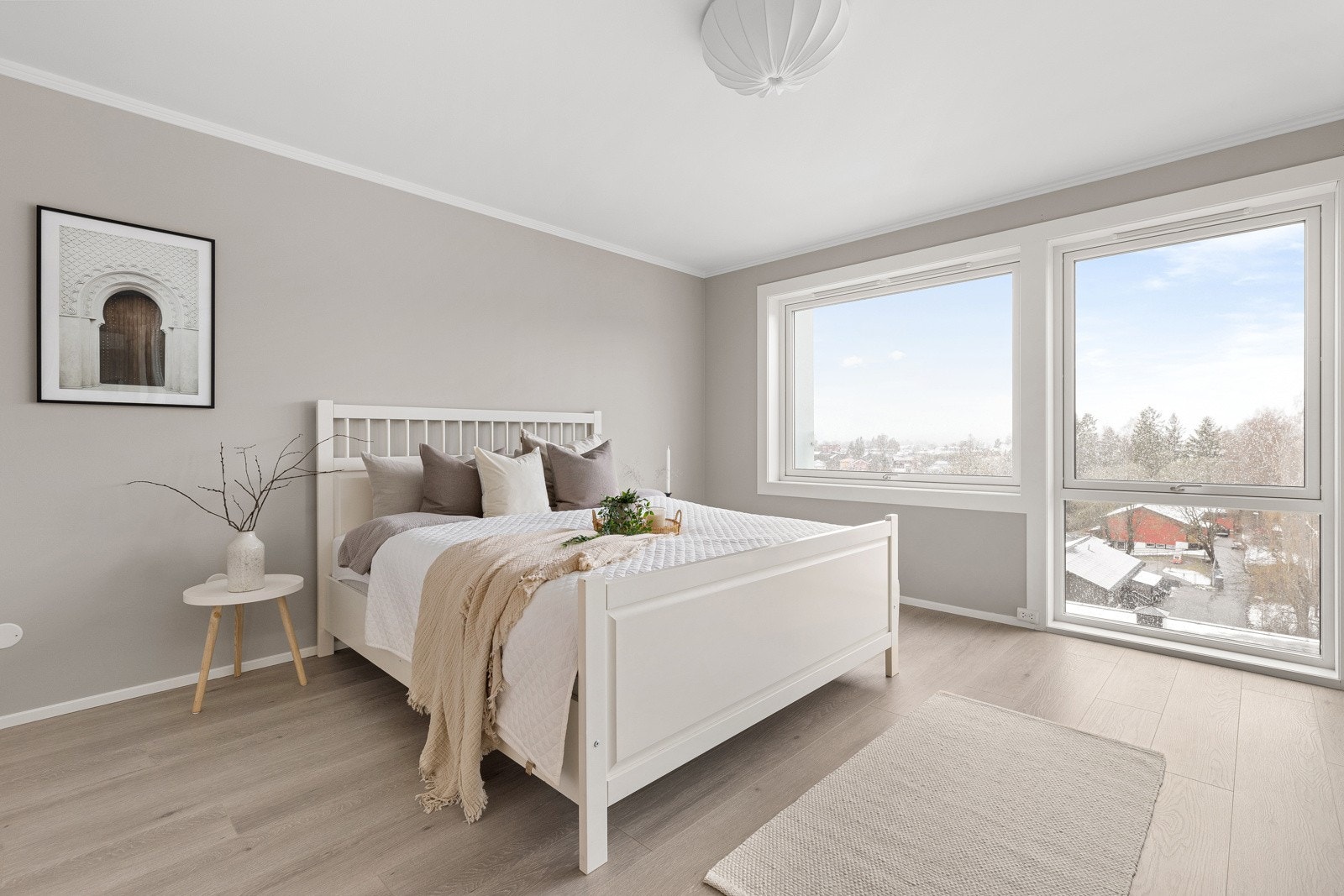 Soverommet er av god størrelse med god plass til stor dobbeltseng, nattbord og kommode. Galleribilde