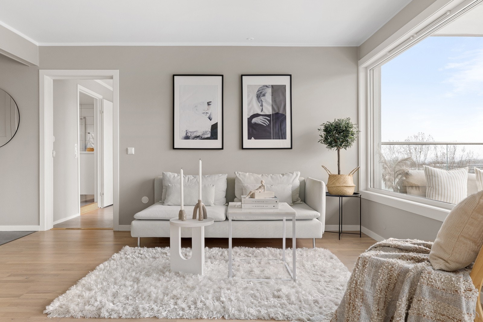 Rommet gir god plass til sofaløsning med tilhørende møblement. Galleribilde