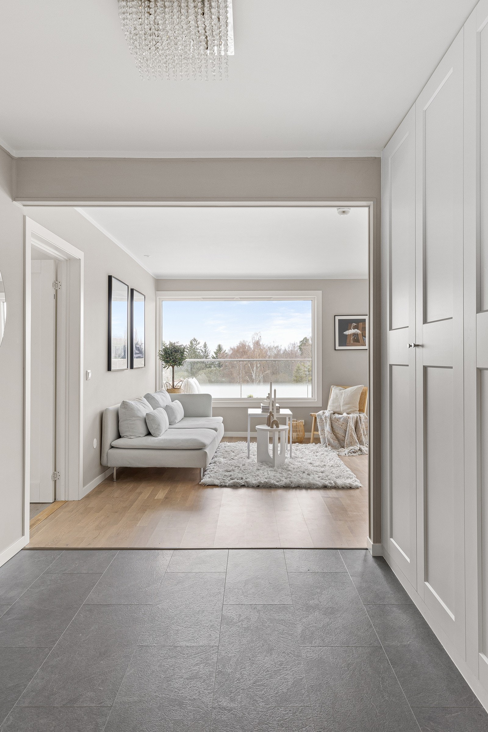 En lekker og romslig entré med delikate fargevalg på vegger og fine overflater på gulv. Galleribilde