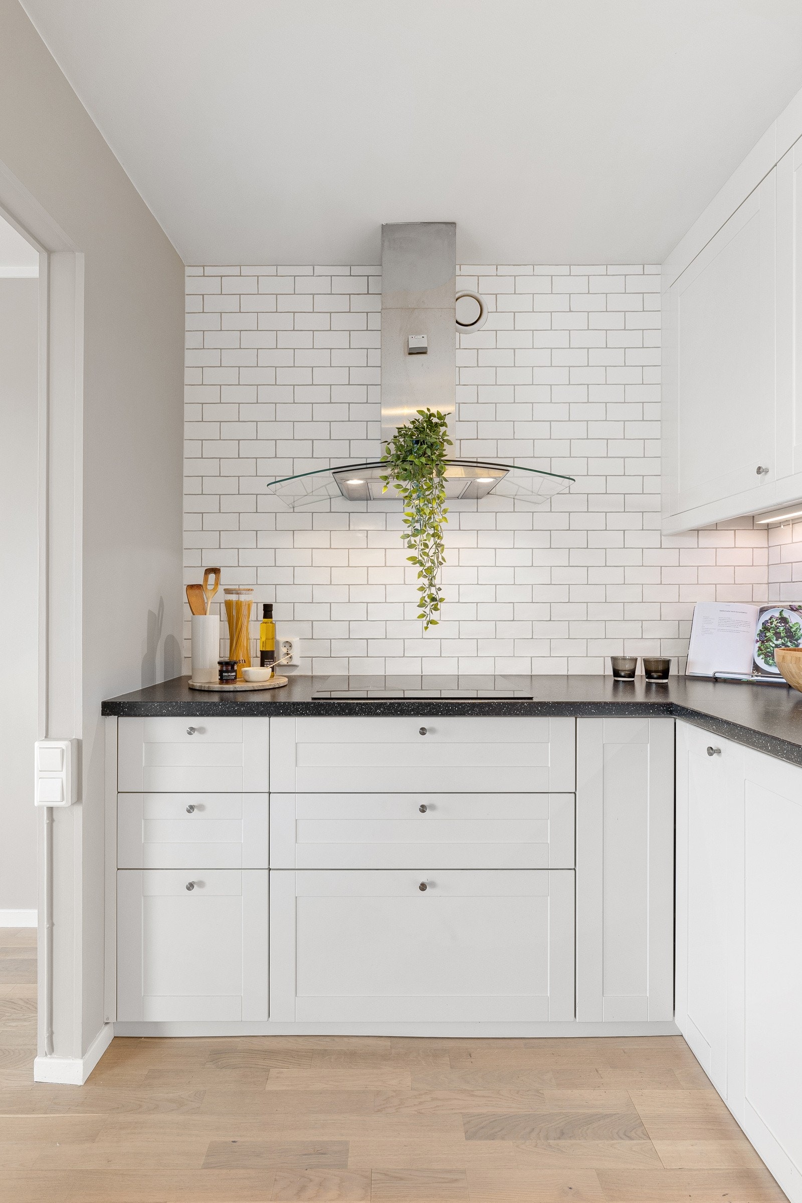 Det er integrerte hvitevarer som platetopp, komfyr, oppvaskmaskin og kjøl-/fryseskap. Galleribilde