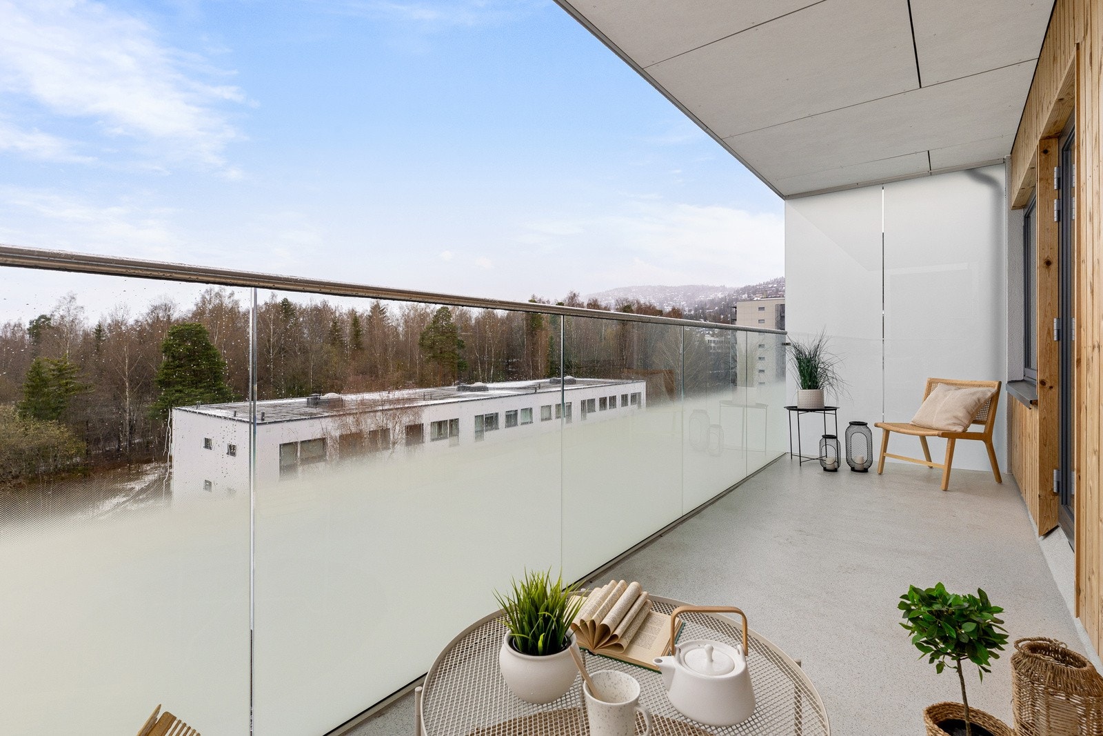 Balkongen har kveldssol og flott utsikt utover nærområdet. Galleribilde