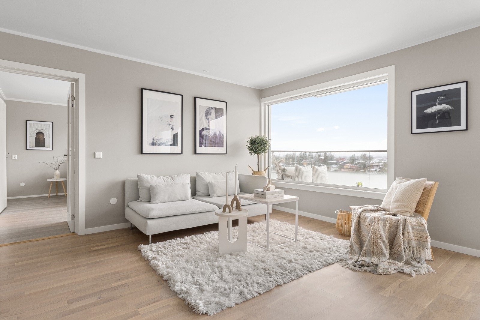 Veggene er malt i lyse, moderne farger og det er parkett på gulvet. Galleribilde