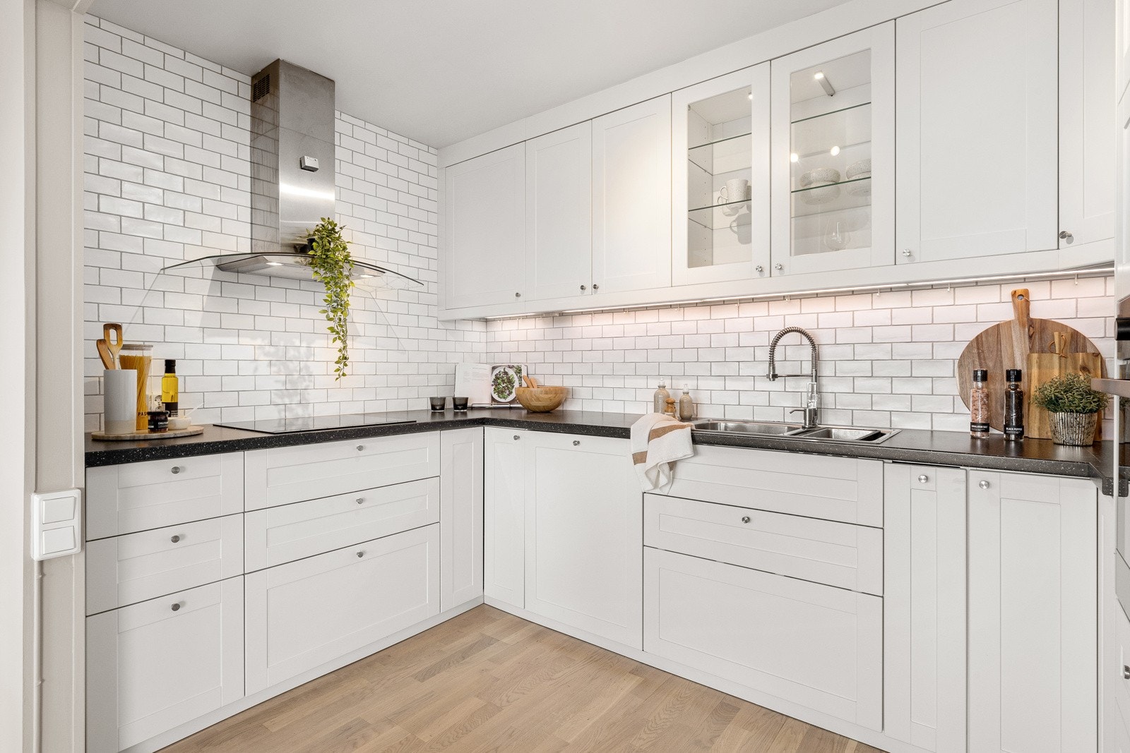 Kjøkkenet er designet med tanke på funksjonalitet og har godt med skap- og benkeplass. Galleribilde