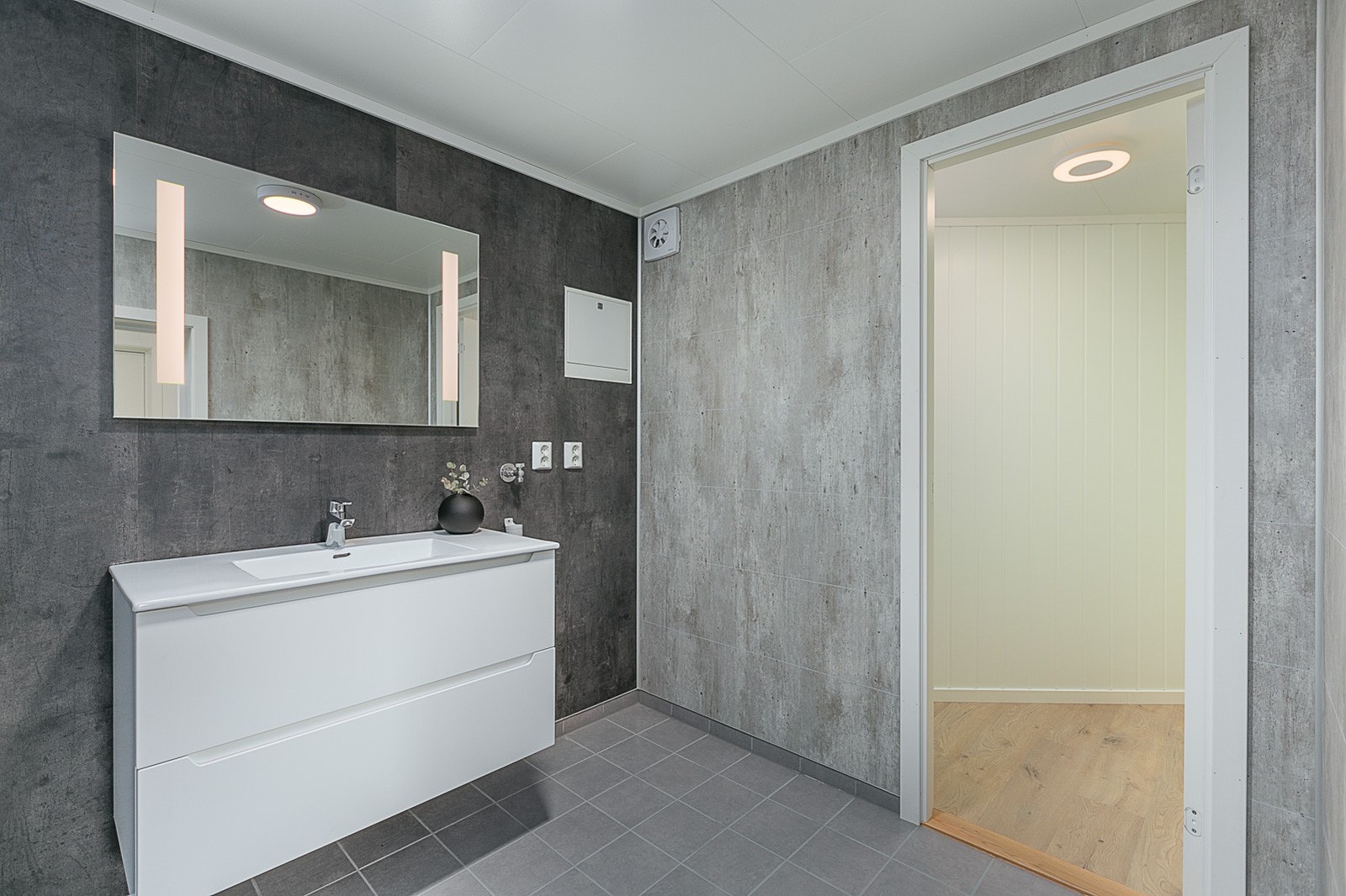 Badet i underetasjen med fliser og varmekabler i gulvet. Galleribilde
