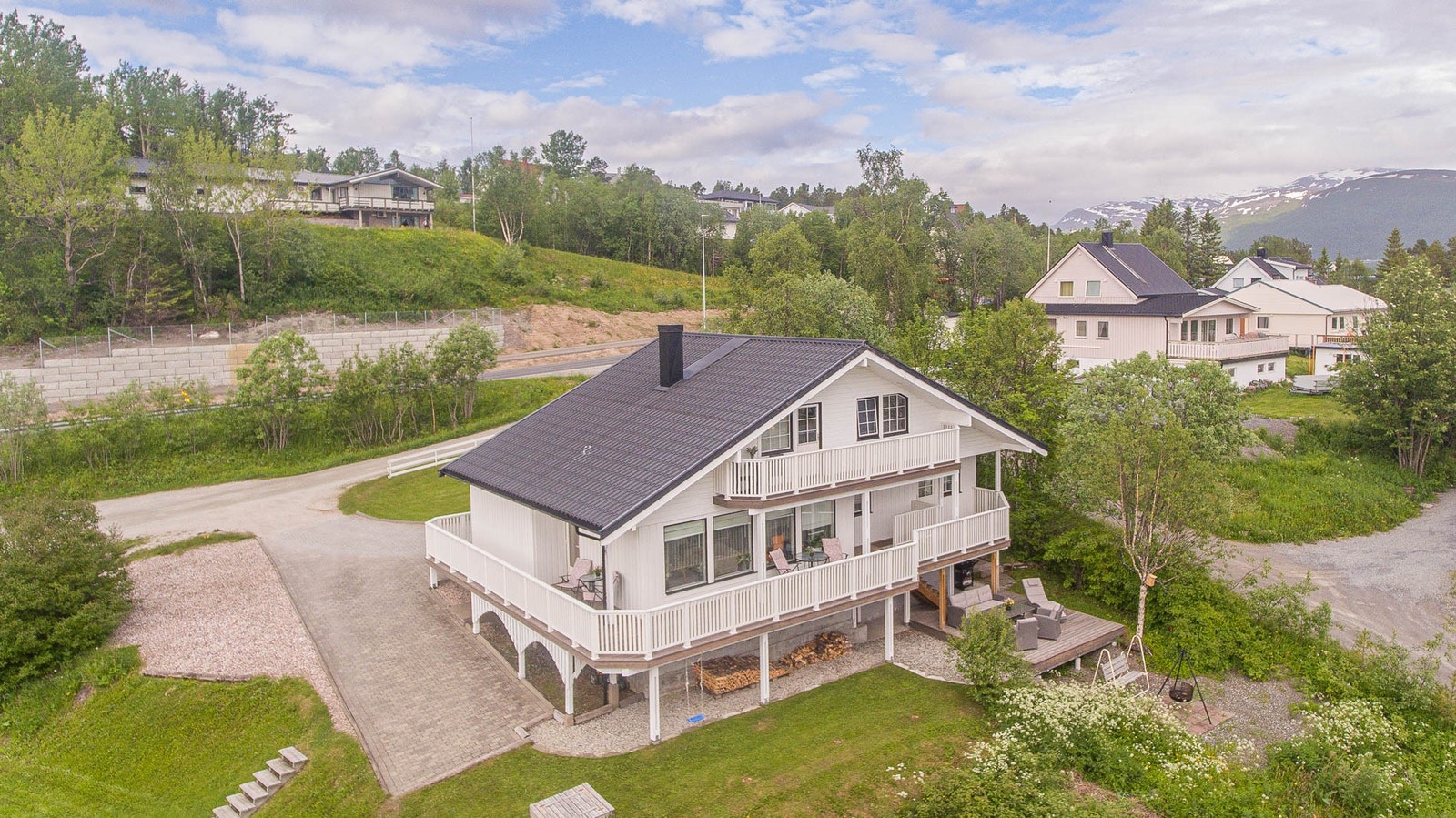 Pent opparbeidet med brostein og plen rundt boligen. Galleribilde