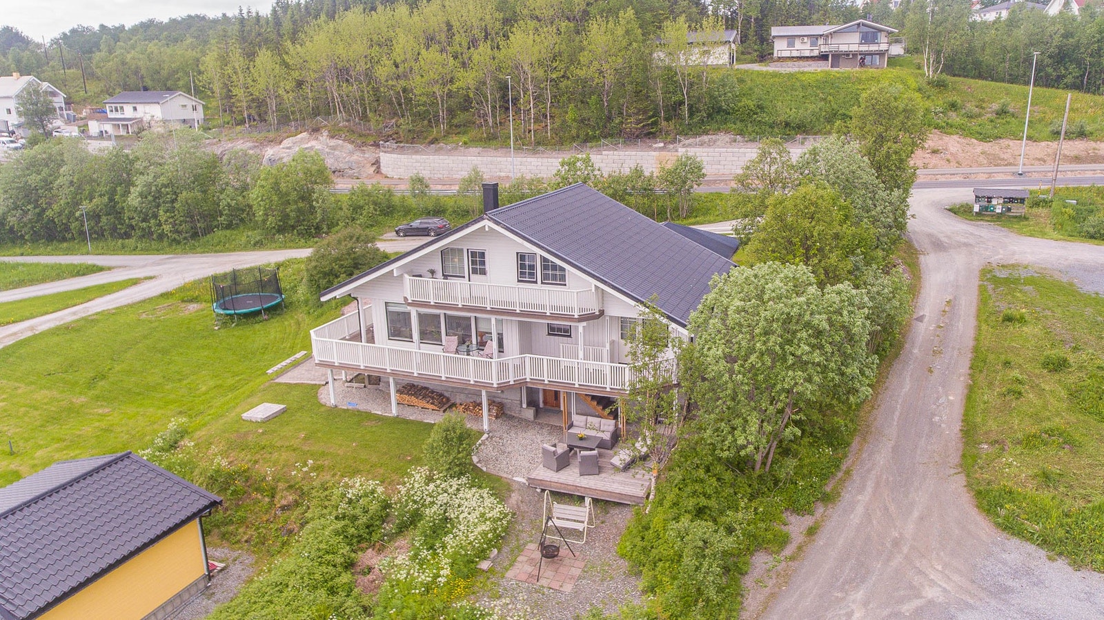 Boligen ligger fint til i feltet og har stort uteområde. Galleribilde