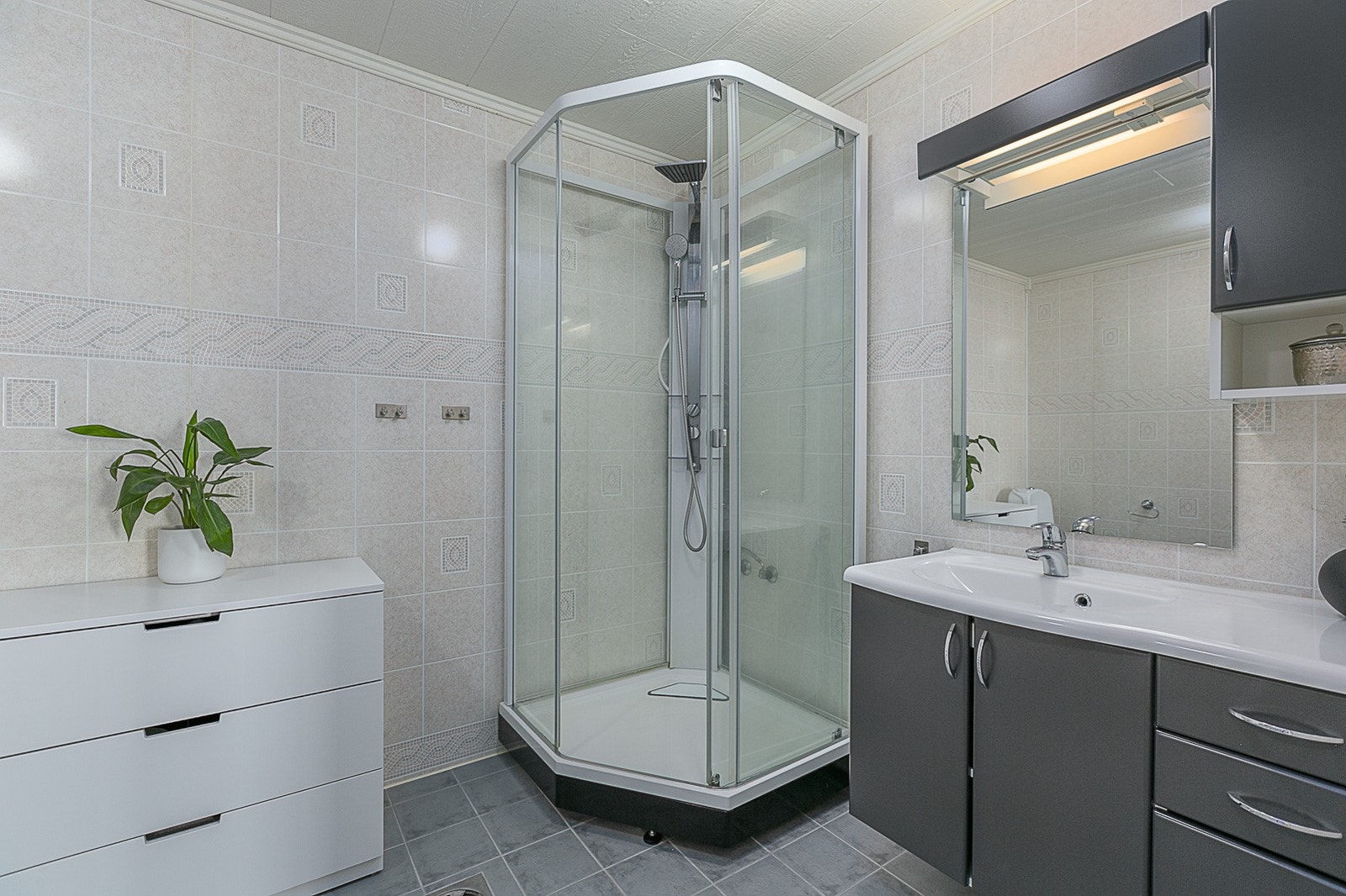 Badet i første etasje med fliser og varmekabler i gulvet. Galleribilde