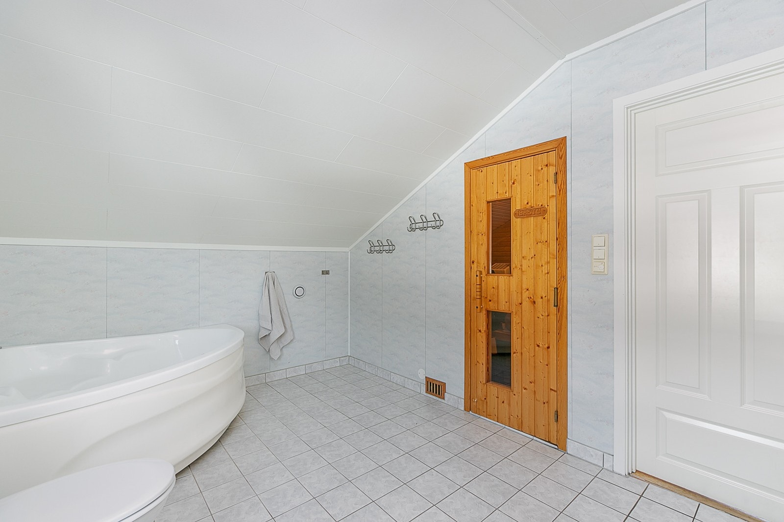 Badstue som idag benyttes til garderobe. Galleribilde