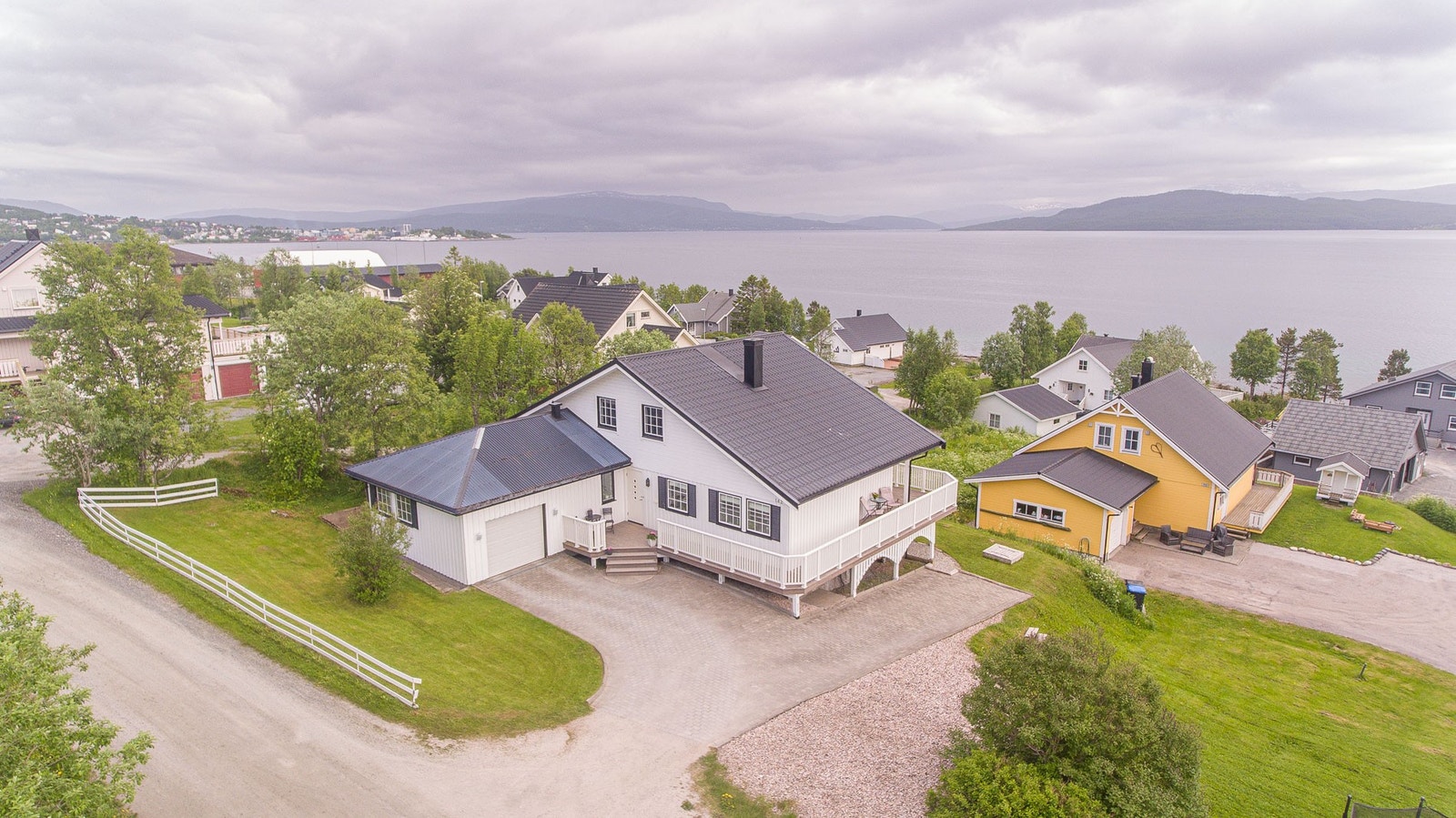Stor enebolig med garasje og mulighet for utleie. Flott beliggenhet med fin utsikt og gode solforhold. Galleribilde